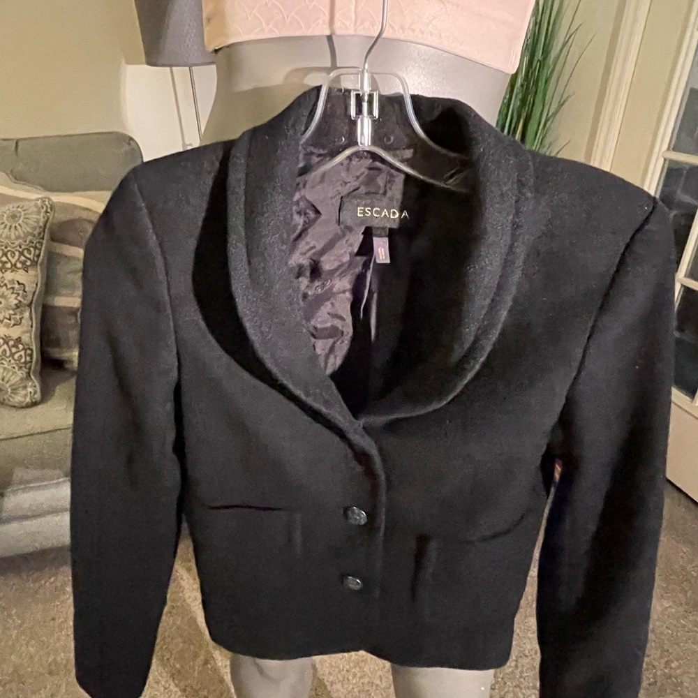 STUNNING AND GORGEOUS VINTAGE FITTED BLAZER BY ESCADA SIZE 2 RETAILS $1000